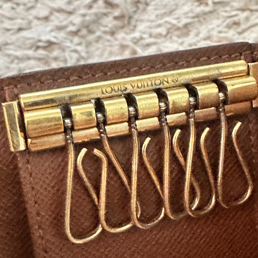 ❌SOLD❌Louis Vuitton Key Holder Monogram Accessory - Picture 8 of 10